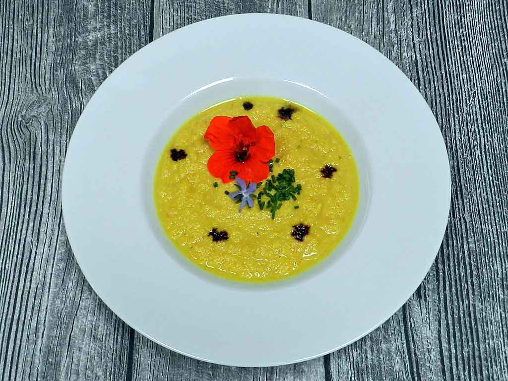 Sommerlich: Gazpacho von gelben Zucchini.