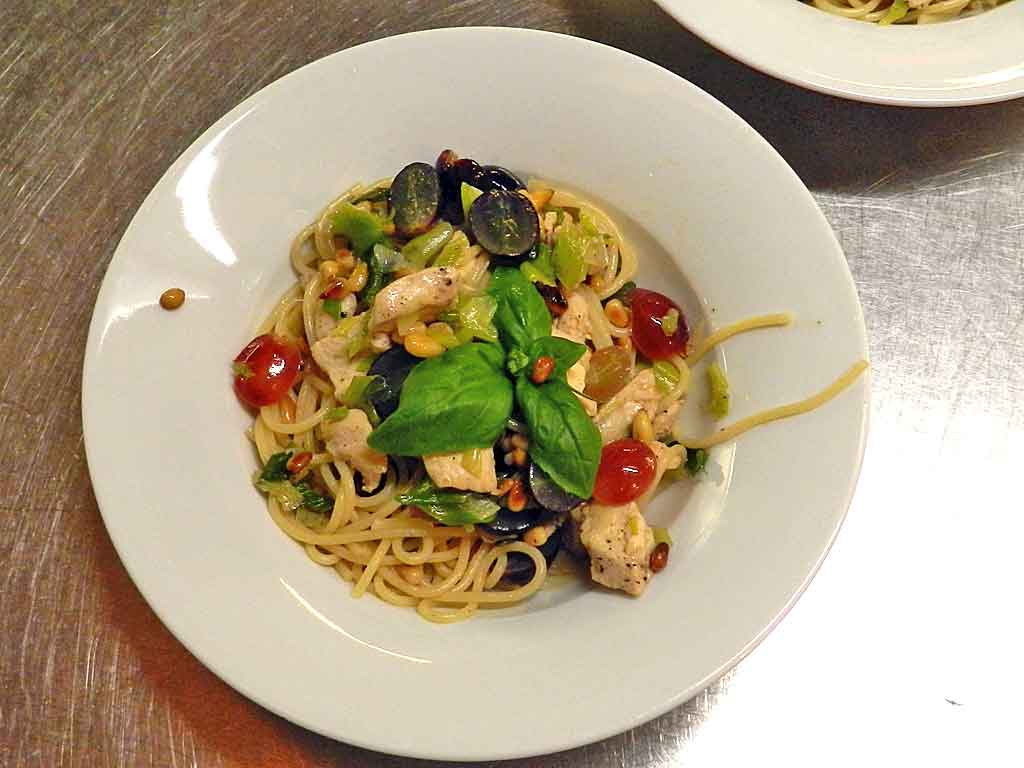 Pasta, Trauben und ein wenig Hühnchen: mundet als Vorspeise oder leichtes Hauptgericht.