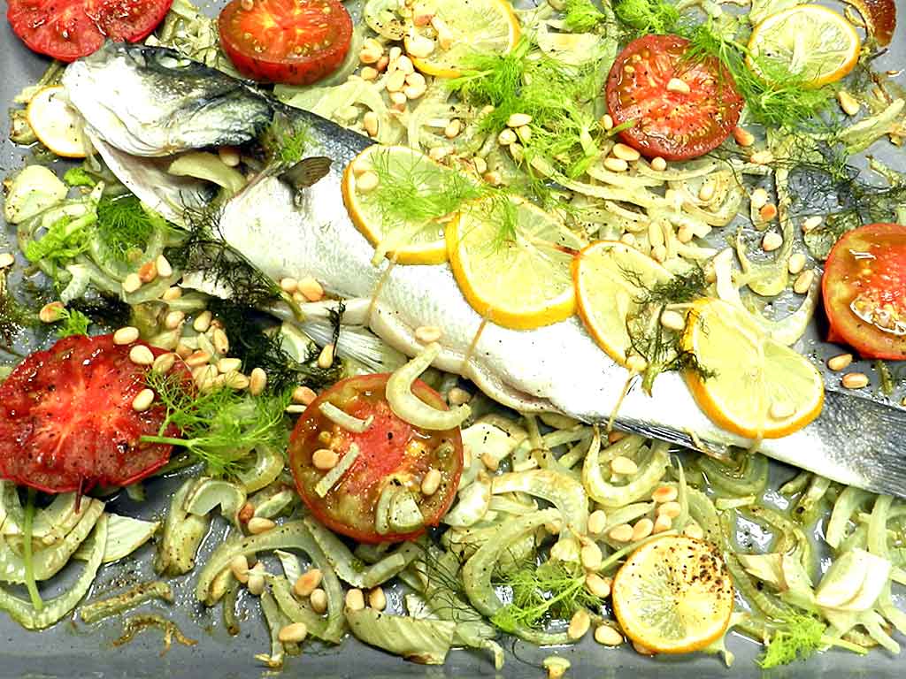 Fenchel hobeln, Fisch drauf - fast fertig. Den Rest erledigt der Ofen.