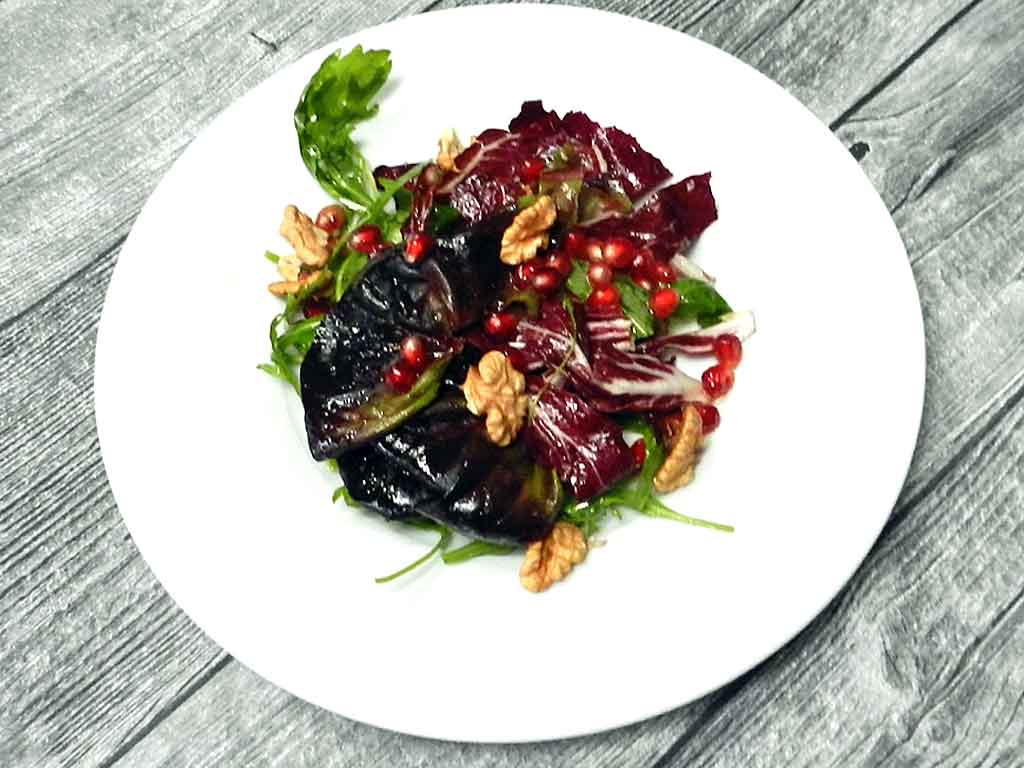 Frisch und knackig: Radicchio-Salat mit Granatapfel.