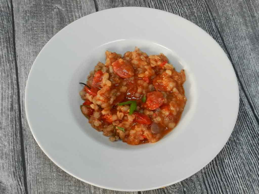 Heizt an kalten gut ein: Graupen-Risotto mit Chorizo.