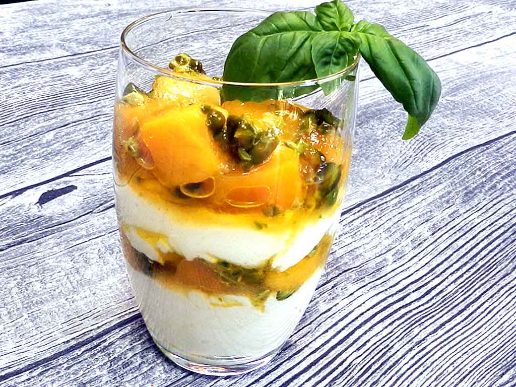 Mango-Quark-Schichtspeise mit Basilikum.