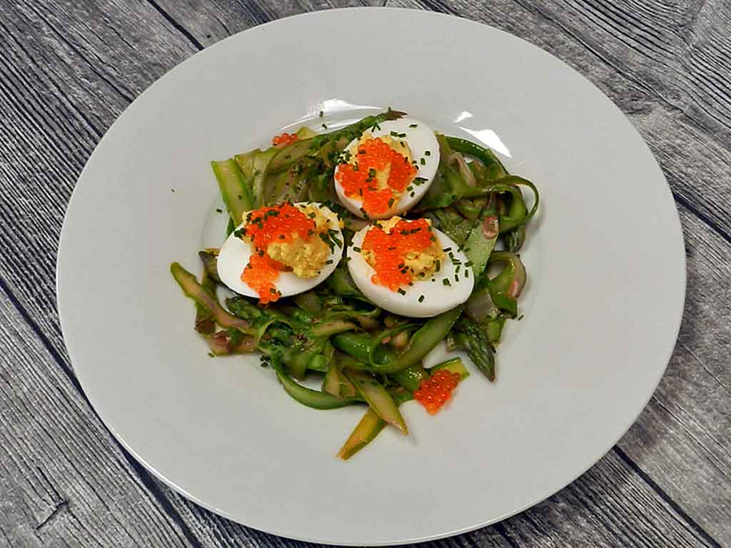 Spargelsalat mit Eiern und Forellenkaviar – mediterrane ...