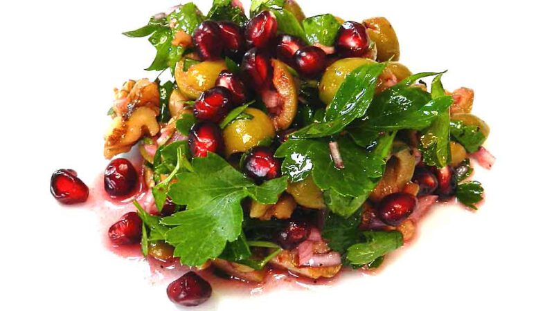Oliven-WAlnuss-Salat mit GRanatapfelkernen.