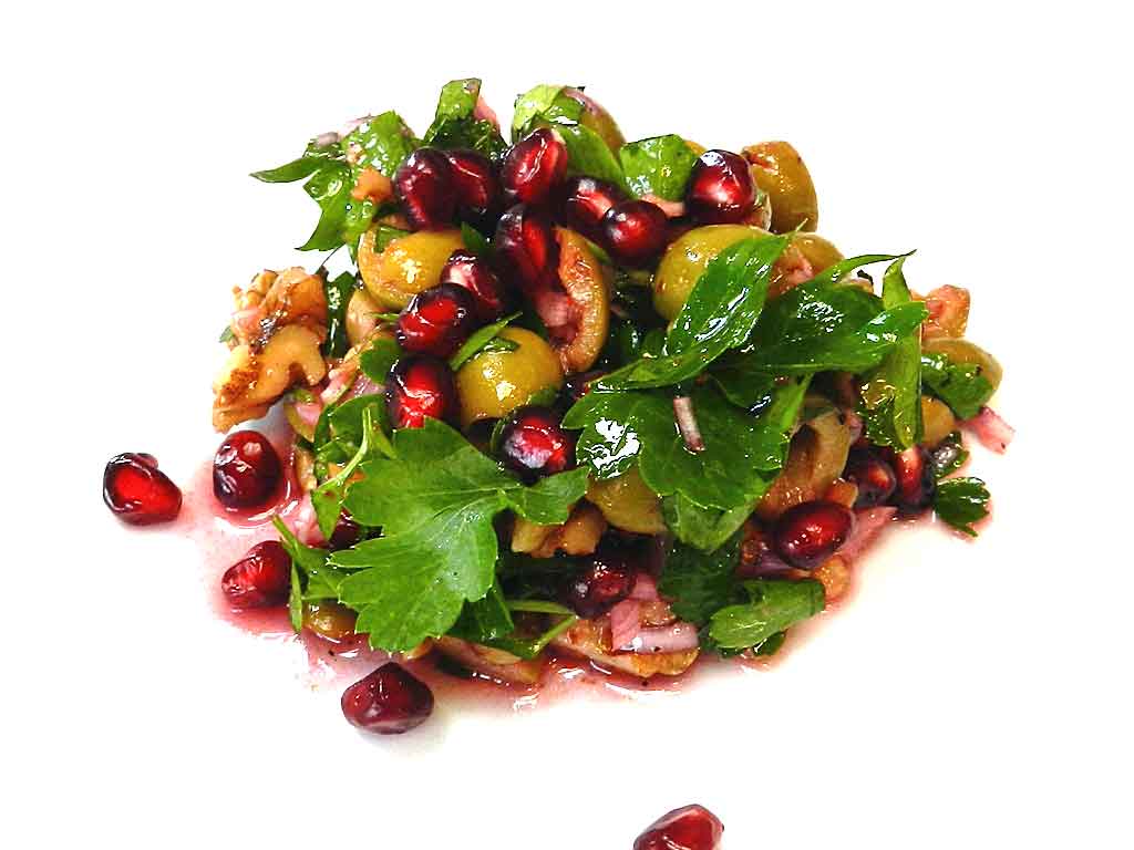 Oliven-WAlnuss-Salat mit GRanatapfelkernen.