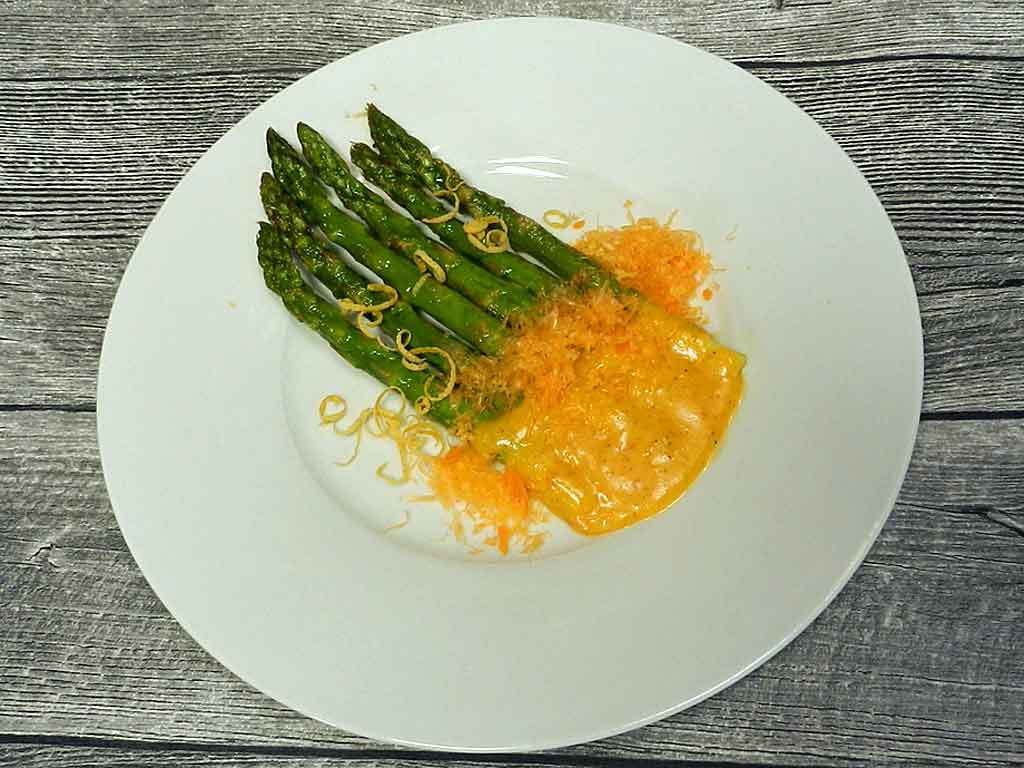 Grüne Spargel mit Mimolette.