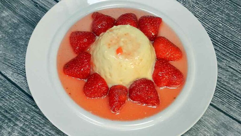 Toller Anblick: Eierlikör-Mousse mit marinierten Erdbeeren.