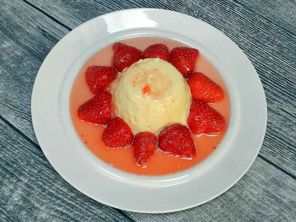 Toller Anblick: Eierlikör-Mousse mit marinierten Erdbeeren.