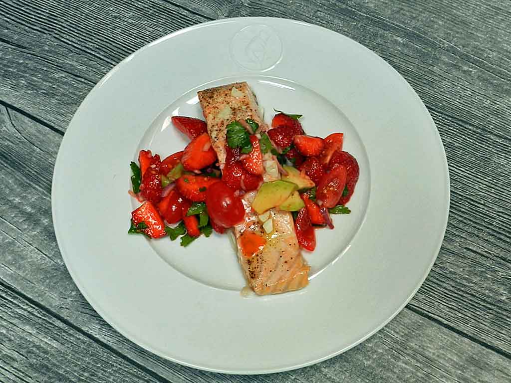 Lachs aus dem Ofen mit Erdbeer-Tomaten-Salat – mediterrane ...