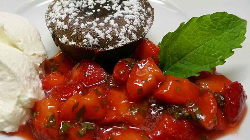 Voller Geschmack: Schokotörtchen mit Erdbeeren.