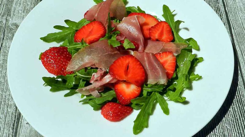 Salat mit Rauke, Erdbeeren und Parma.