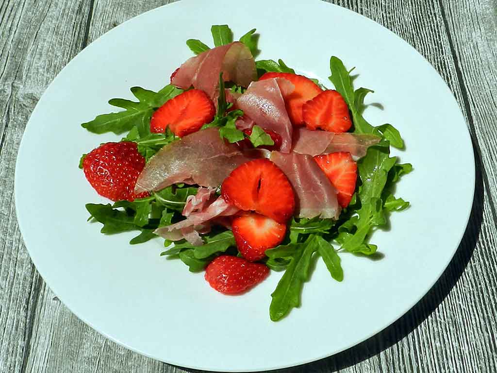 Salat mit Rauke, Erdbeeren und Parma.