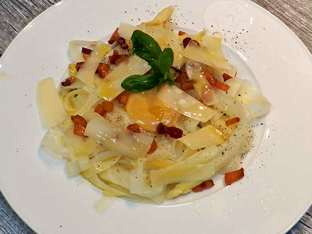 Spargel als Tagliatelle.