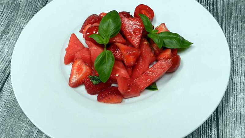 Sommersalat Wassermelone, Erdbeeren, Kirschtomaten