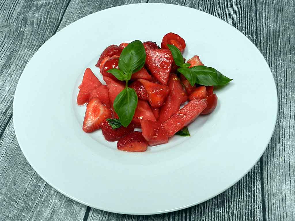 Sommersalat Wassermelone, Erdbeeren, Kirschtomaten