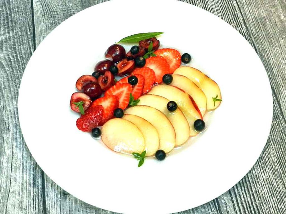 Obst-Carpaccio mit Verbene-Sirup – mediterrane Kochgesellschaft 2000 e.V.