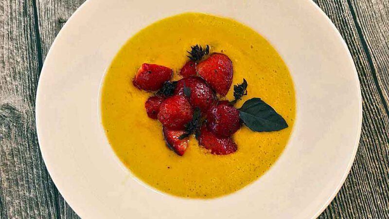 Perfektes Paar: Ananastomate und Erdbeeren.