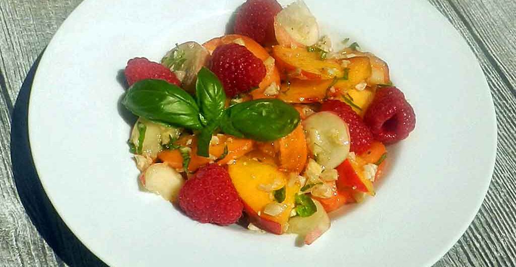 Sommerfreude: Salat aus Aprikosen, Nektarinen und Pfirsichen. Himbeeren geben Farbe und Geschmack.