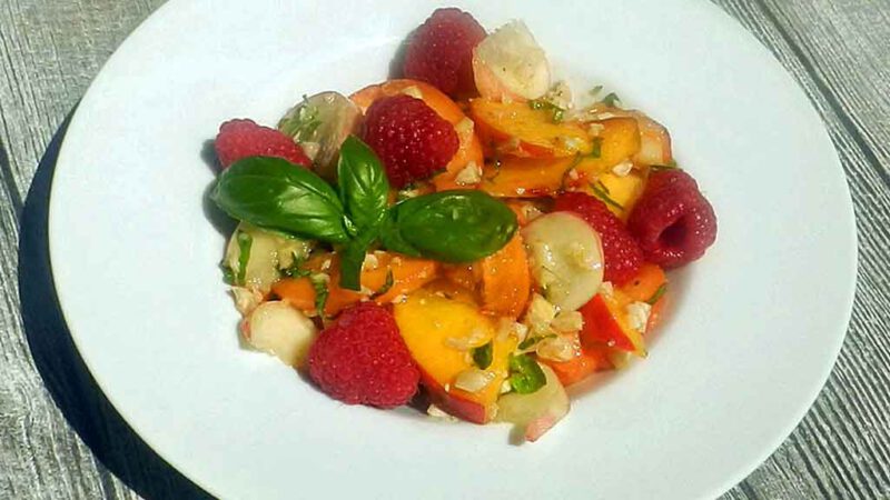 Sommerfreude: Salat aus Aprikosen, Nektarinen und Pfirsichen. Himbeeren geben Farbe und Geschmack.