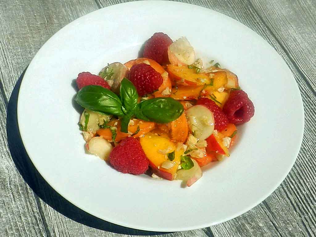 Sommerfreude: Salat aus Aprikosen, Nektarinen und Pfirsichen. Himbeeren geben Farbe und Geschmack.