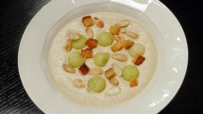 Kalte Mandelsuppe mit Melone.