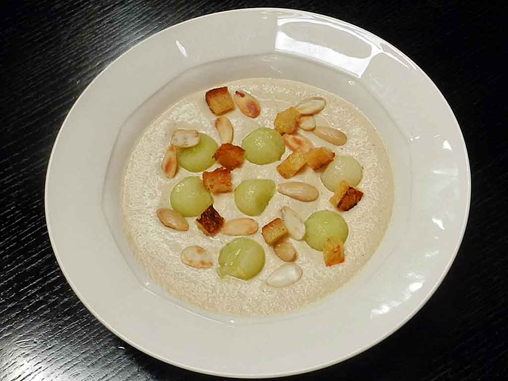 Kalte Mandelsuppe mit Melone und Croûtons – mediterrane ...