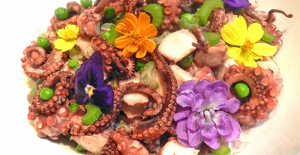 Oktopussalat mit Blüten.