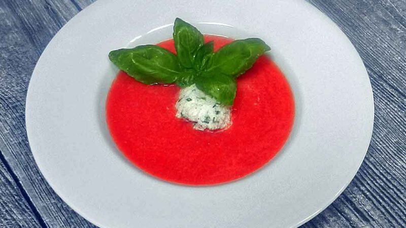 Wassermelonensuppe mit Ricotta.