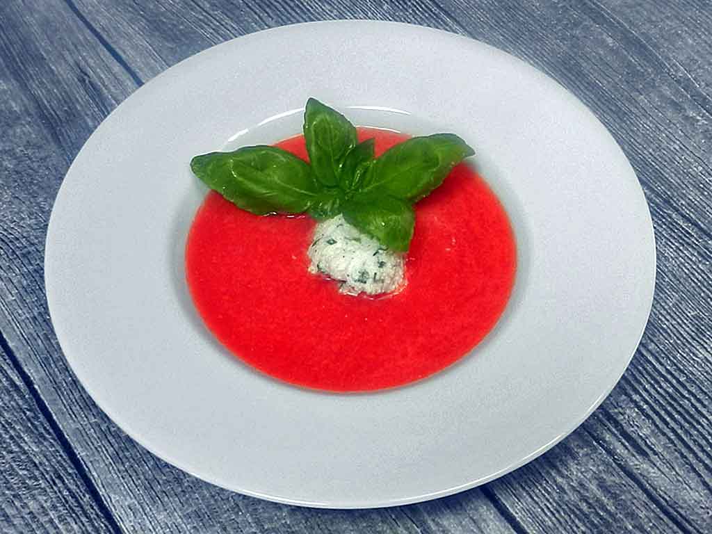 Wassermelonensuppe mit Ricotta.