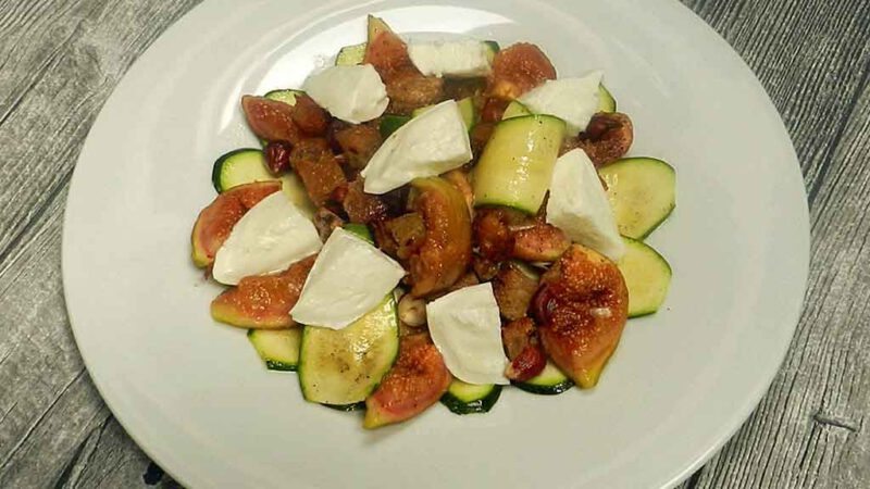 Feigen, Zucchini, Mozzarella - ein spätsommerlicher Salat.