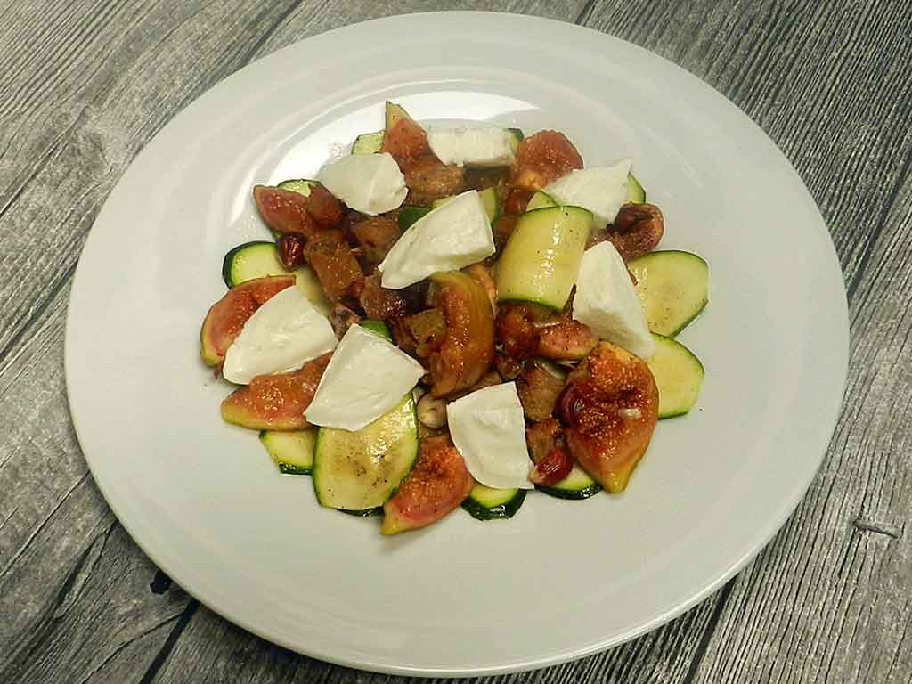 Feigen, Zucchini, Mozzarella - ein spätsommerlicher Salat.
