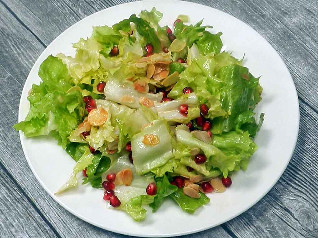 Knackig: Endiviensalat mit Granatapfel