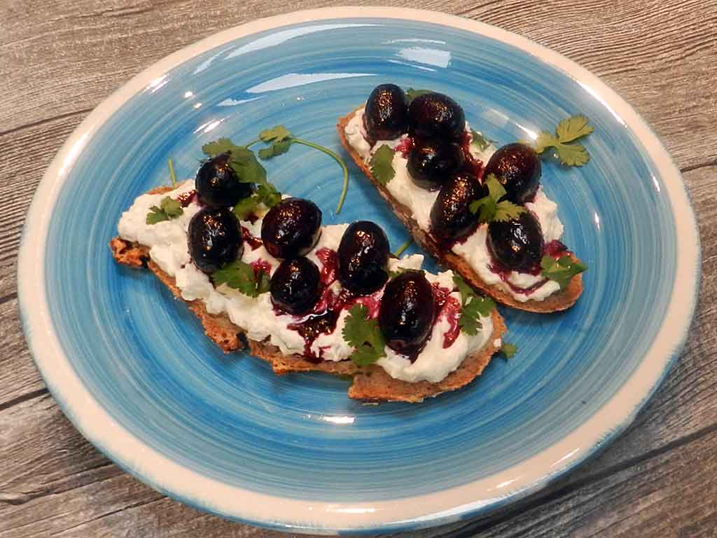 Schafskäse-Creme mit gebratenen Trauben.