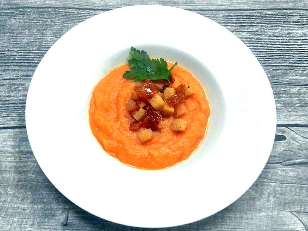 Leuchtet: Süßkartoffelsuppe mit Guanciale.