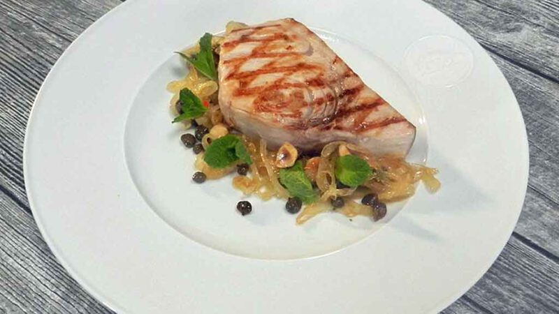 Gegrillter Schwertfisch mit süß-sauren Zwiebeln.