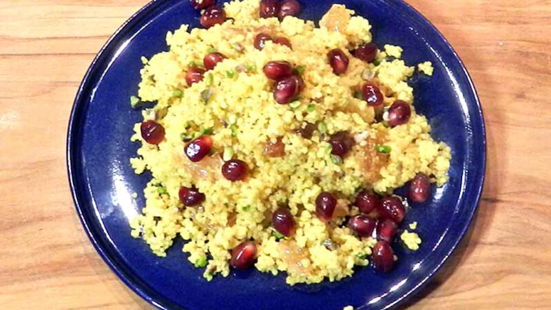 Farbenfroh: Couscous mit Safran, Pistazien und Granatapfel
