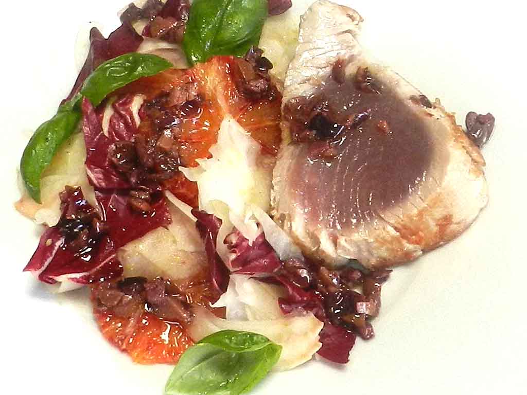 Köstlich: gebratener Thunfisch mit buntem Salat und Olivenvinaigrette.