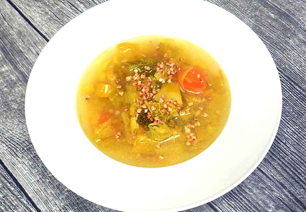 Gemüsesuppe mit Ingwer und Kurkuma.