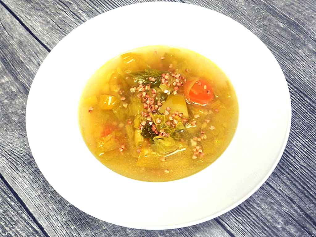 Gemüsesuppe mit Ingwer und Kurkuma.