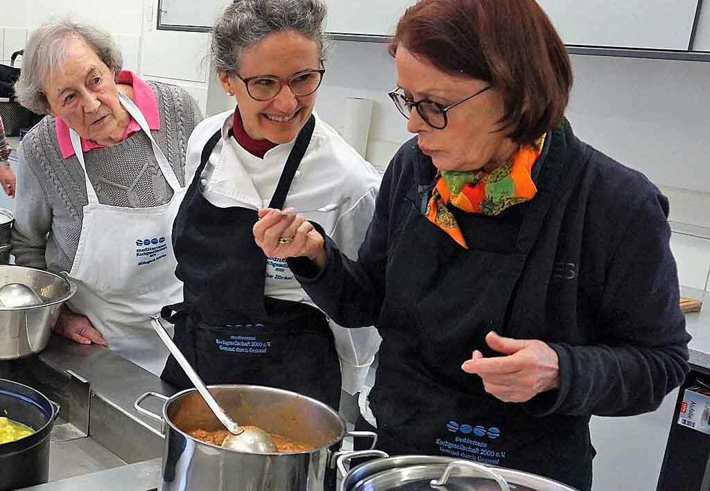 Mediterrane Kochgesellschaft kocht für die Caritas.