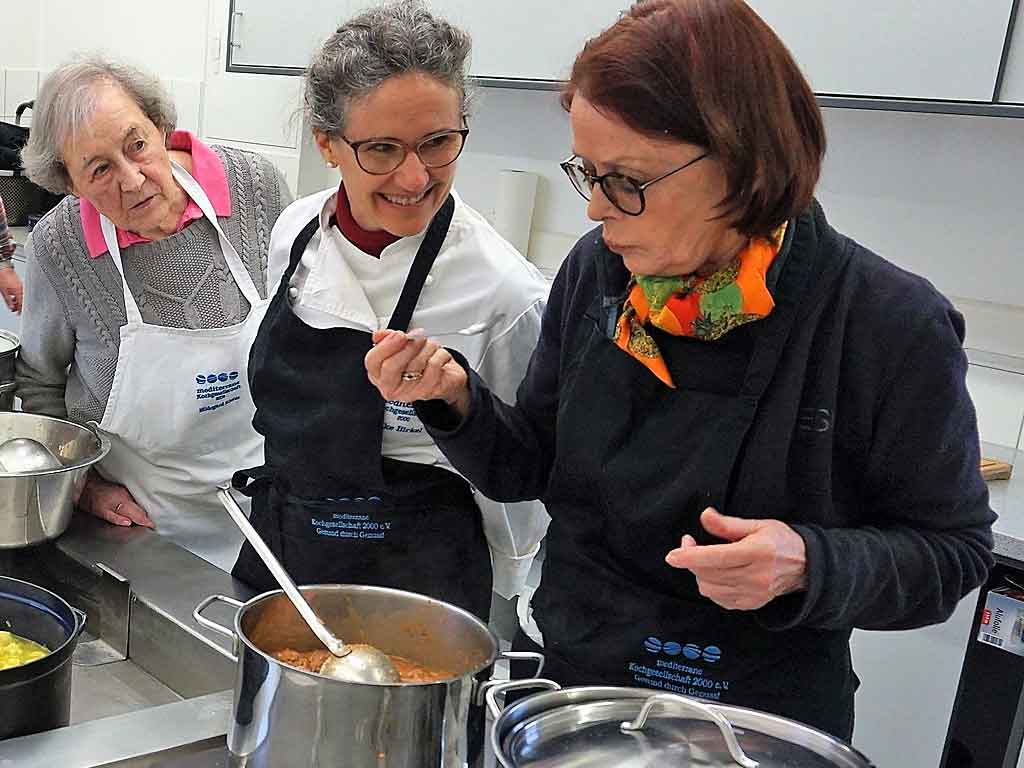 Mediterrane Kochgesellschaft kocht für die Caritas.
