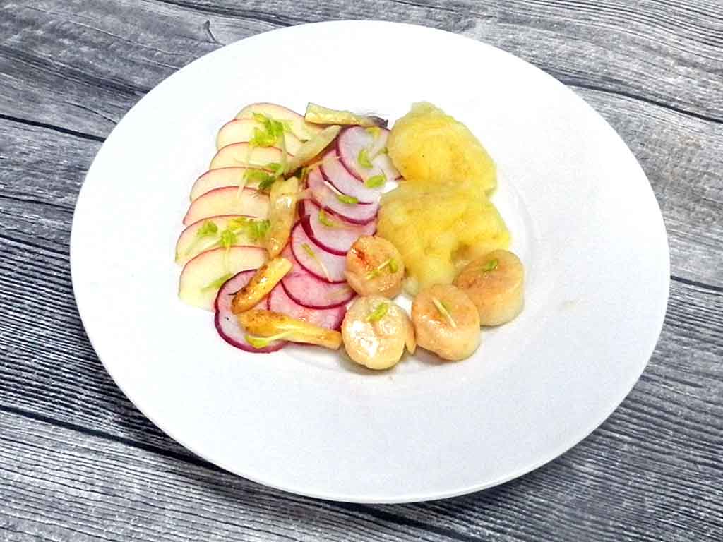 Festschmaus nicht nur an Ostern: Jakobsmuscheln mit Spargel-Kartoffel-Püree.
