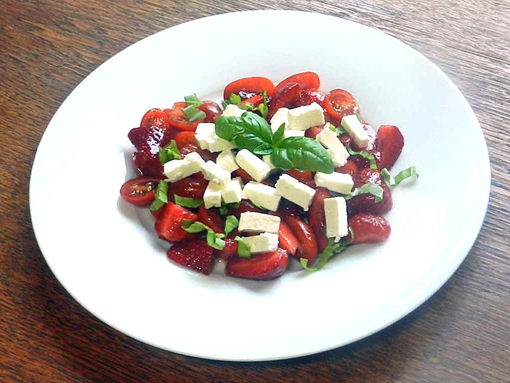Feines Säurespiel: Erdbeeren, Tomaten und Balsamico.