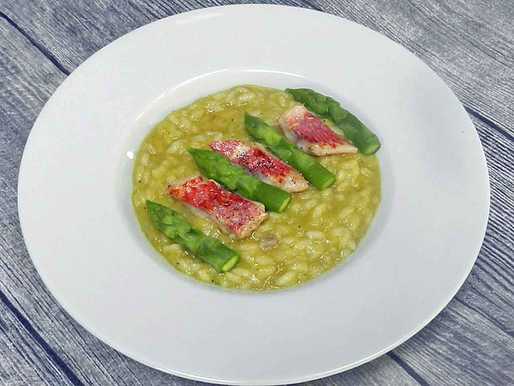 Spargel-Risotto mit Rotbarbe