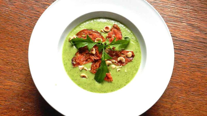 Durch Rauke bekommt die Zucchini-Suppe mehr Geschmack.