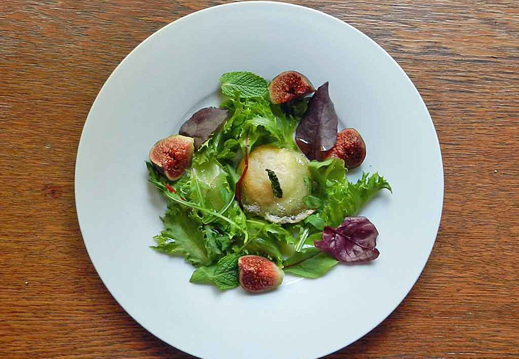 Warmer Chavignol, Feigen und Salat.