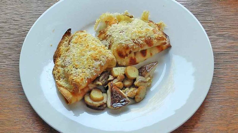 Crêpes mit Steinpilzfüllung und Steinpilzen.