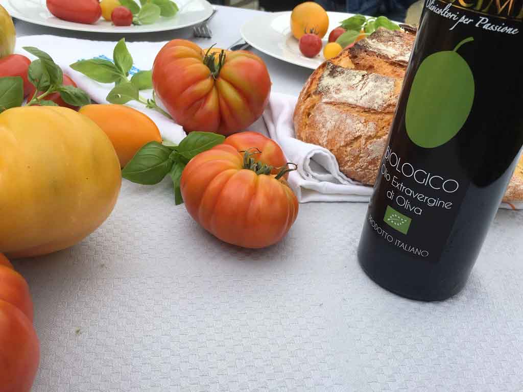 Viel Gemüse, Obst und Olivenöl.