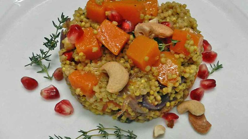 Herbstlicher Genuss: Hirse mit Kürbis und Granatapfel.
