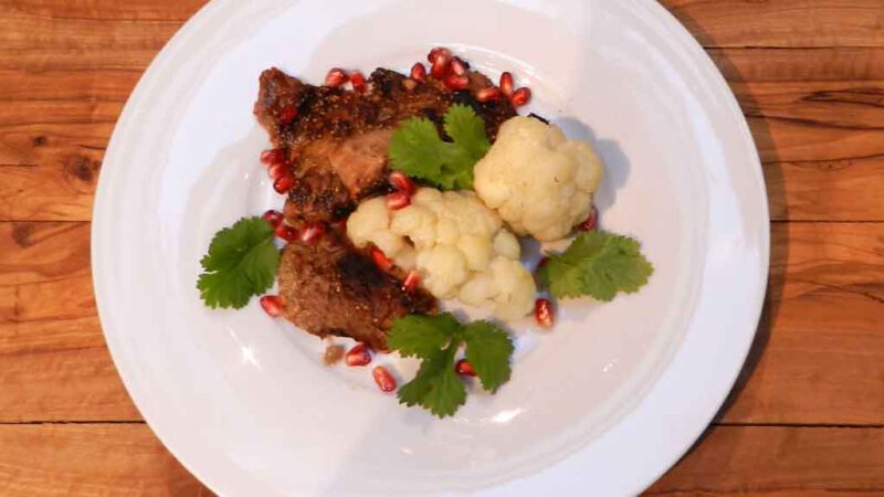 Das Lamm wird mit schwarzem Knoblauch und frischen Feigen gewürzt.